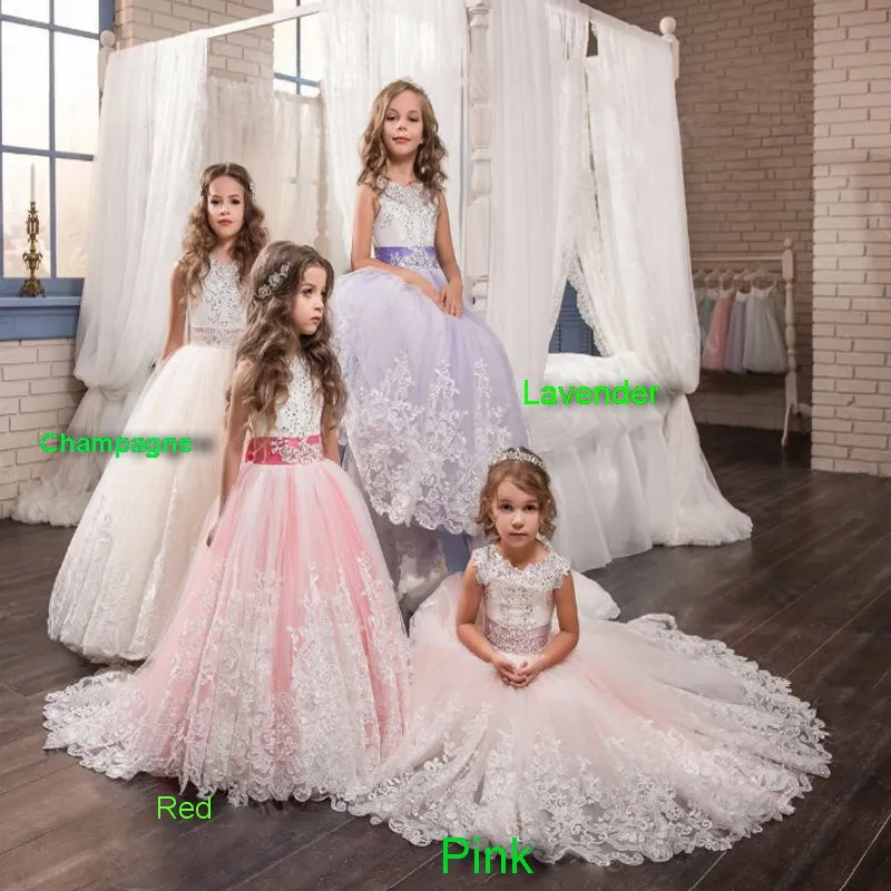 2020 New Girls Ball Gown Lace Pageant Klänningar för Flickor Glitz Holy Communion Dresses Bow Graduation Gowns Barn