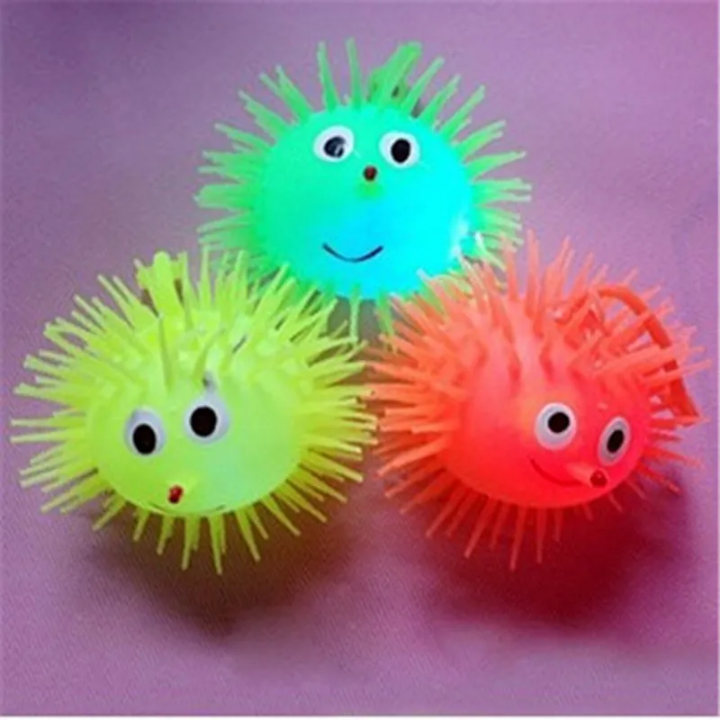 2017 LED émettant de la lumière hérisson boule en peluche boule élastique Hlashing boule poilue Vent jouets enfants jouets 