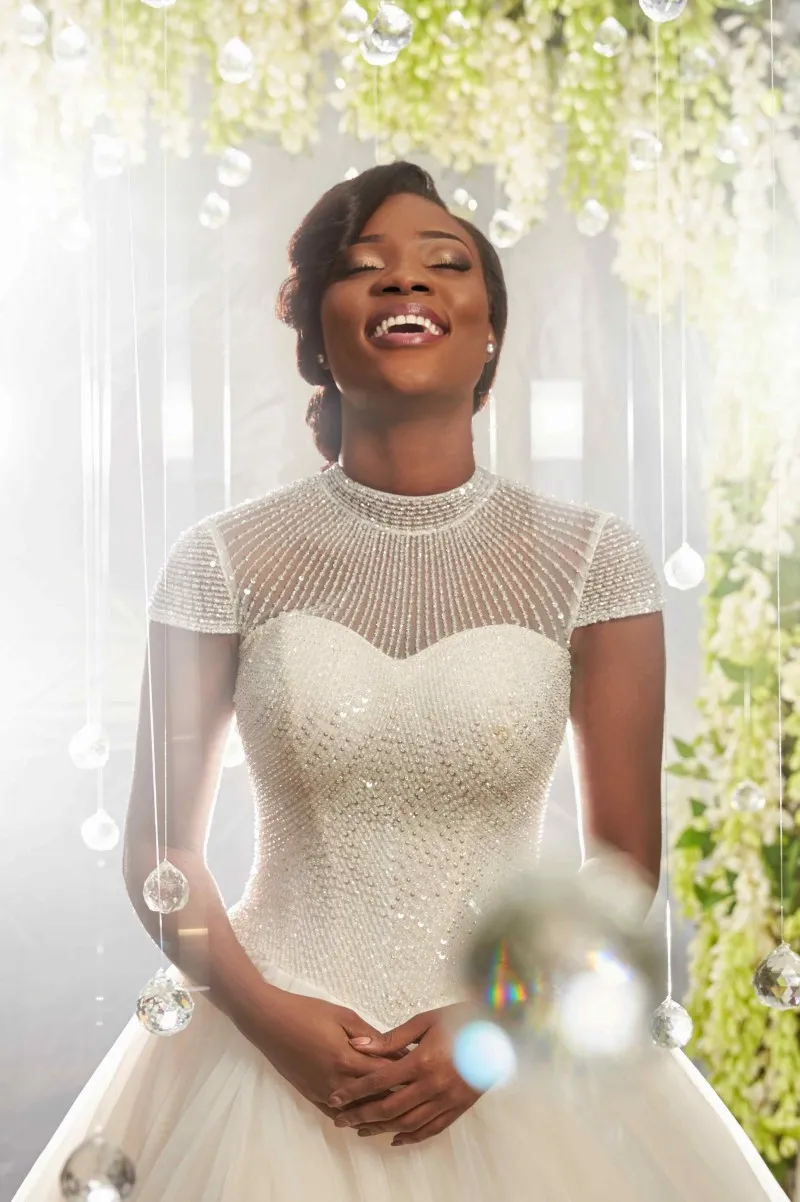 2018 Neueste Ballkleid-Hochzeitskleider, Stehkragen, Flügelärmel, Pailletten, Perlenapplikationen, Tüll, schwarzes Brautkleid, afrikanische Nigeria-Hochzeitskleider