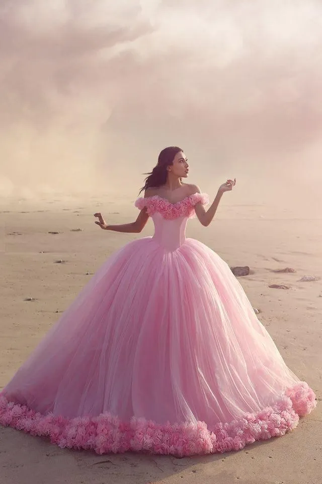 2019 Vestidos de quinceañera Vestidos de fiesta de color rosa bebé Fuera del hombro Corsé Venta de dulces 16 Vestidos de baile con flores hechas a mano254B