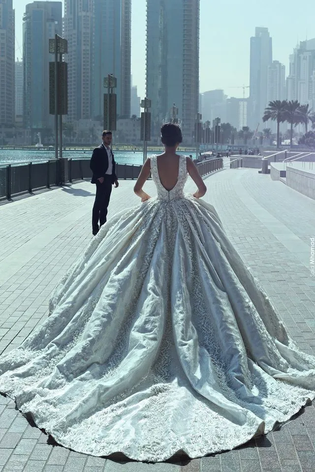 Robe de mariée de luxe Dubai Pearls avec applique florale 3D chérie ouverte robes de mariée sans dos 2017 magnifique Aline Bridal Wedd3001825