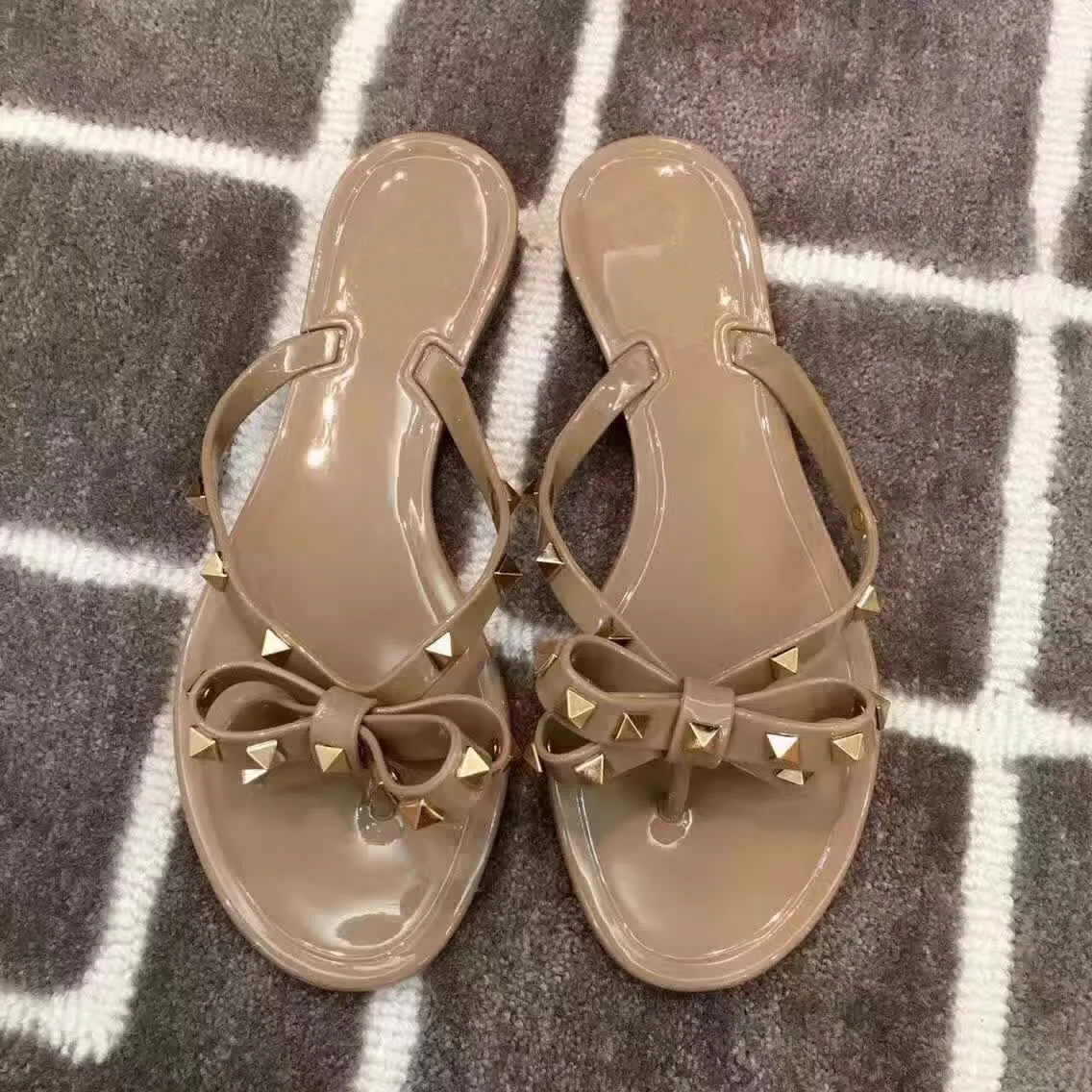 Femmes tongs gelée sandales avec rivet été plage chaussures femme pantoufles