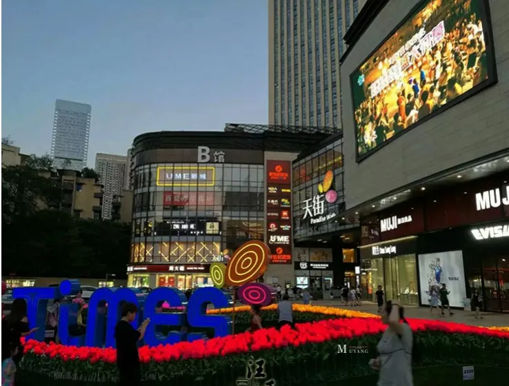 屋外ヤード芝生のバルコニーパスパーティーの装飾のための卸売LEDの偽の花のランプのチューリップの形