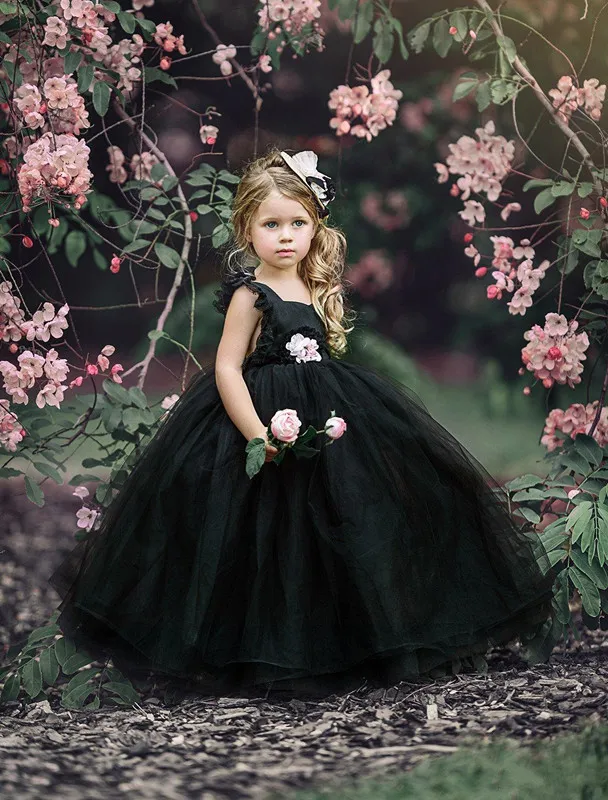 Schwarze Ballkleid-Blumenmädchenkleider Puffy Lace Cap Sleeves Open Back 2020 Girls Pageant Dress Gothic Kids Formal Wear Brautkleider