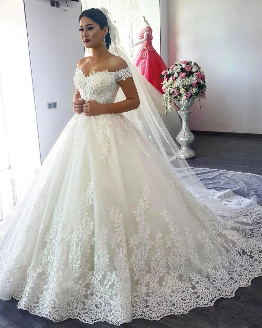 Günstige Modest Arabia Ballkleid-Brautkleider mit Flügelärmeln, schulterfrei, Dubai, Spitzenapplikationen, Übergröße, Hofzug, formelle Brautkleider