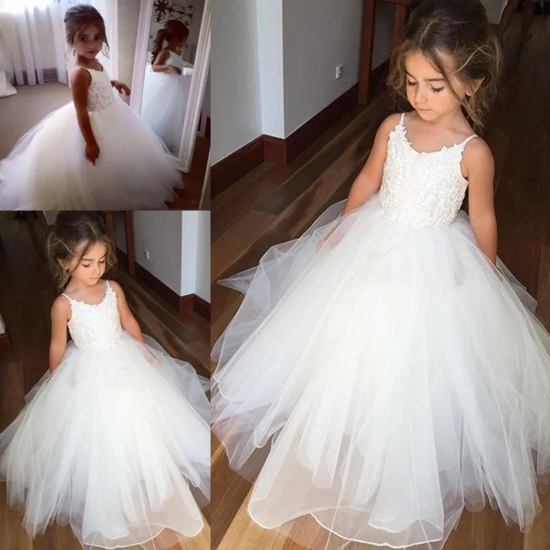 Abiti casual di base economici Spaghetti in pizzo e tulle Flower Girl per matrimonio Abito da ballo bianco Principessa Abiti da spettacolo per ragazze Abito da comunione per bambini