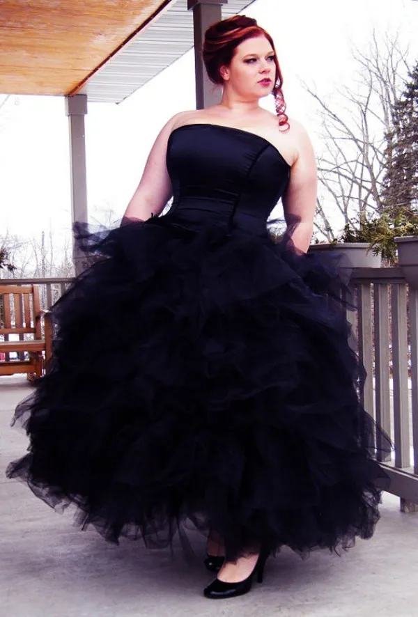 Stunning Gothic Corset Ball Gown Black Wedding Dress Strapless Ruffled Tiered Skirt Ankle Length Celtic Wedding Dress Bridal Gown Plus Size