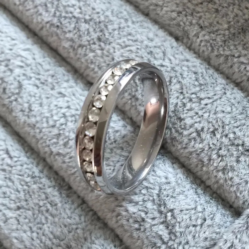 Klassische 6 mm weiß vergoldete CZ-Diamantringe Ehering Edelstahl-Liebhaberring für Frauen und Männer282Q