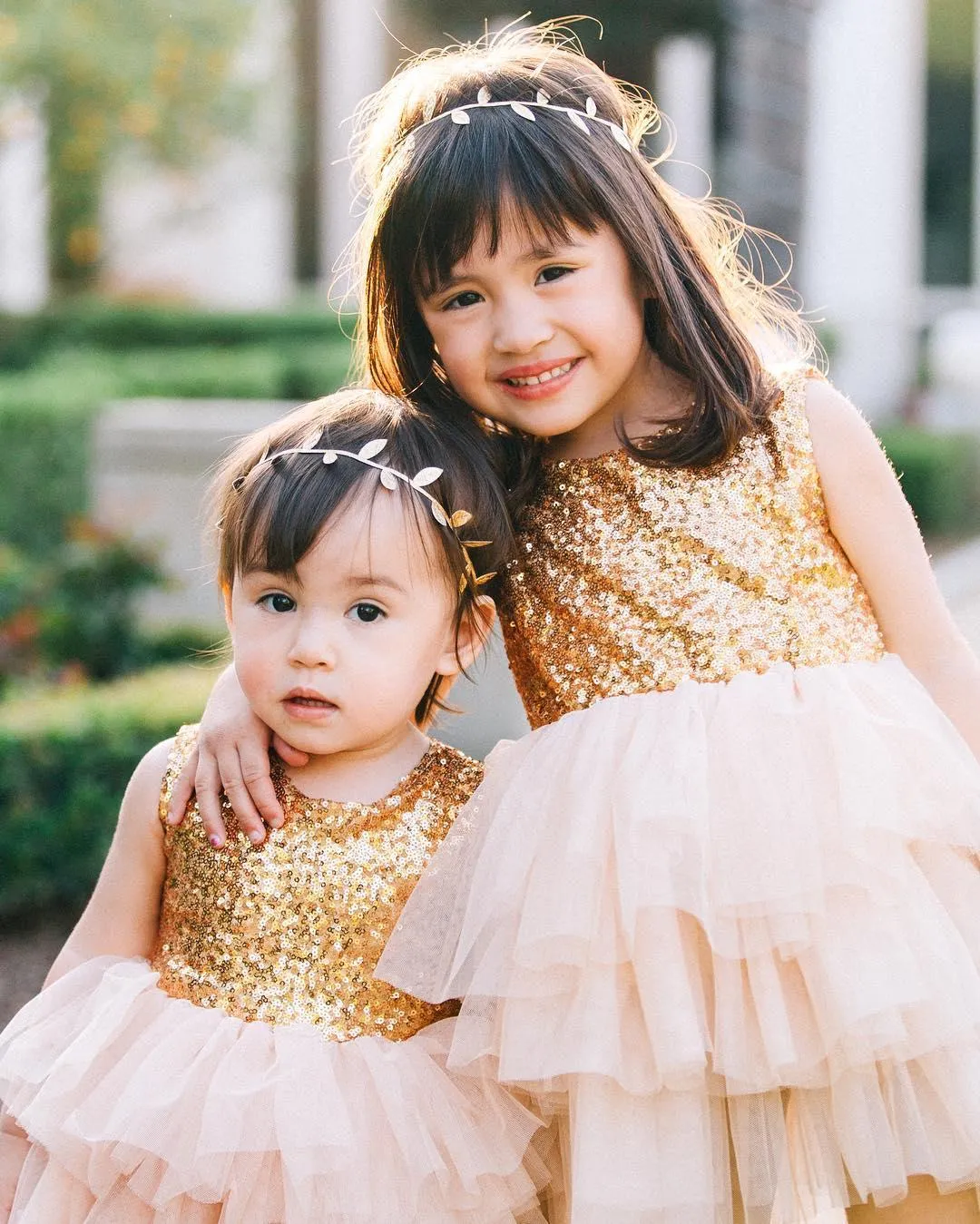 Encantador vestido corto de niña de las flores Lindo cuello joya Lentejuelas doradas Dos arcos Tres capas de tul rosa Vestido de cumpleaños para niñas Último vestido de comunión