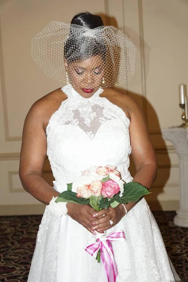 Vestidos de novia de encaje con cuello halter de talla grande 2017 Vestidos de novia sudafricanos sin respaldo sexy con cuello escarpado Vestidos de boda simples de una línea por encargo