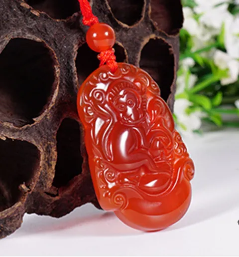 Sculpture faite à la main d'un singe riche en agate rouge naturelle 12 signes du zodiaque chinois. Pendentif collier pendentif