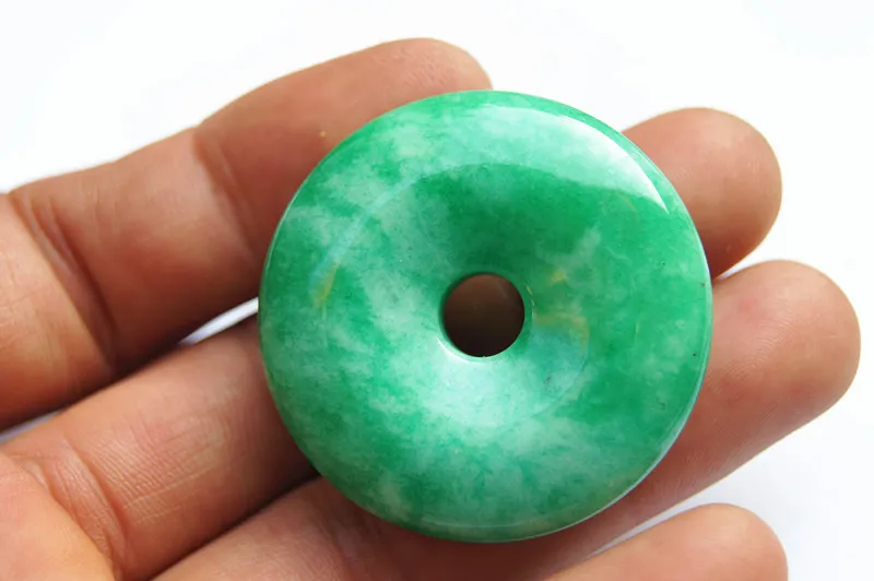 Colgantes de jade color natural 100% tallados a mano, botón de la paz. Collar colgante.