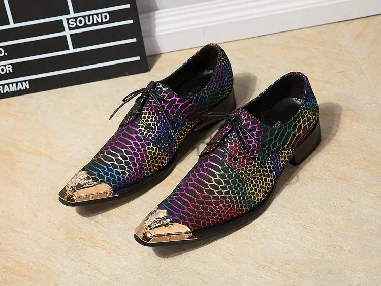 Mode multicolor mens klänning skor lägenheter äkta läder oxford affärsmän formell chaussure homme metall spikes bröllopsskor