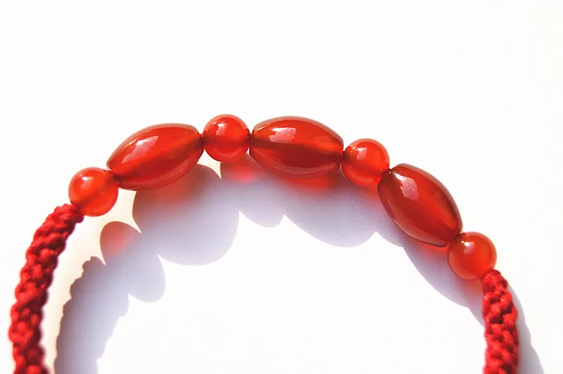 Ren manuell vävning röd kung kong fotboll typ röd agat pärlor armband. -