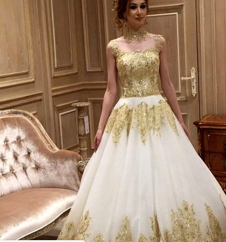 Hochgeschlossenes weißes Tüll-Brautkleid mit goldener Applikation, ärmelloses Kapelle-Schleppe-Prinzessin-Brautkleid, bezaubernde Brautkleider im nahöstlichen Stil