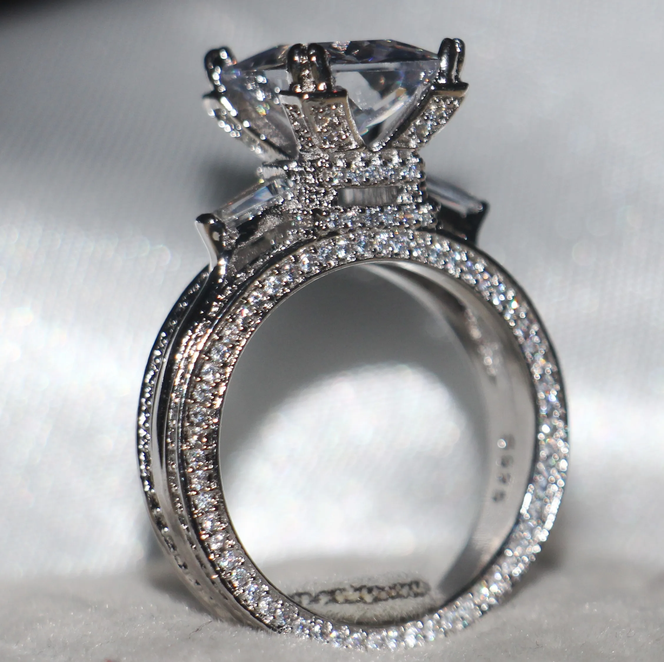 Storlek 5-11 Lyxig smycken 12ct White Topaz ädelstenar 925 Sterling Silver Simulated Diamond Pave Wedding Engagement Eiffel Tower Ring Gift