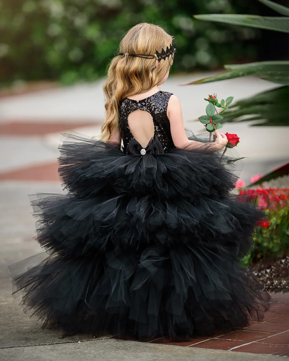 Le Cygne Princesse Filles Robes 2017 avec Paillettes Corsage Volants Jupe Robe De Bal Noir Fleur Filles Robe Hi Lo Style pour Les Mariages Pays