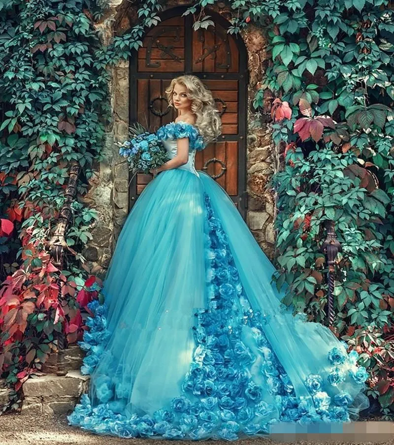 Nouvelle robe de bal de mascarade bleue robes de Quinceanera avec des fleurs faites à la main hors de l'épaule Court Train Tulle bal doux 16 robe