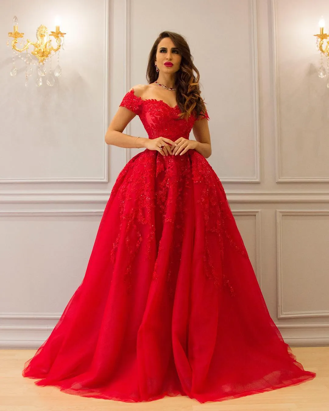 2019 Red Ball Gown Lace Evening Dresses Appliques Beaded Off Shoulder Neckline Prom Dress Floor Length Ruffles Formal Evening Gowns