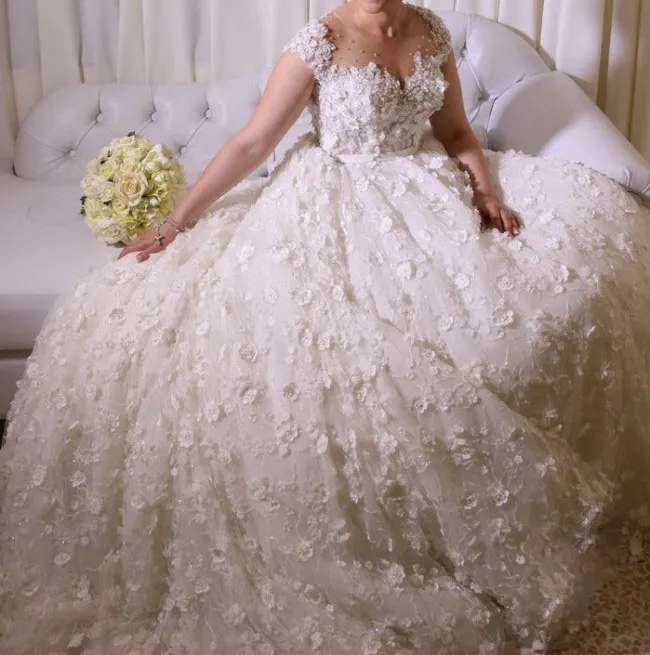 Abiti da sposa con applicazioni floreali 3D Scollo a illusione Manica corta con perline Abito da sposa trasparente senza schienale Splendido abito da sposa in pizzo con strascico a cappella