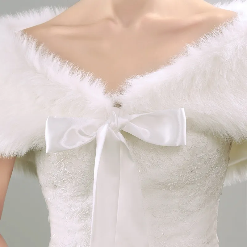 2017 Nuovo stile Giacca in pelliccia sintetica Avvolgere Coprispalle Bolero Cappotto Avvolgere Fiocco Scialle Mantello Scialle da sposa Scialle da damigella d'onore Accessori da sposa9765858