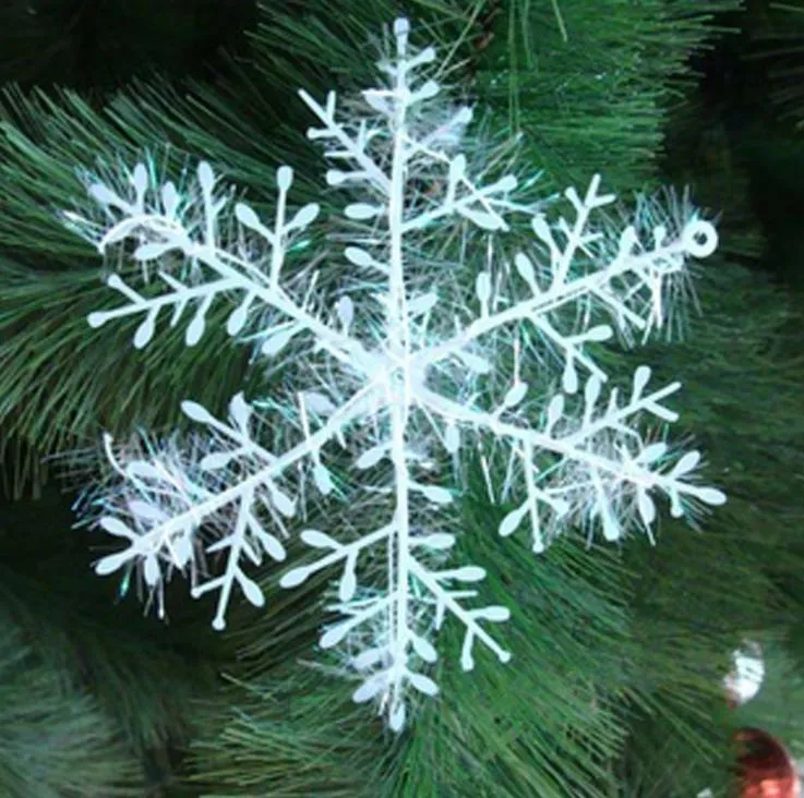 天井の吊り下げられたクリスマスの飾り、白いキラキラ雪の雪だるまの