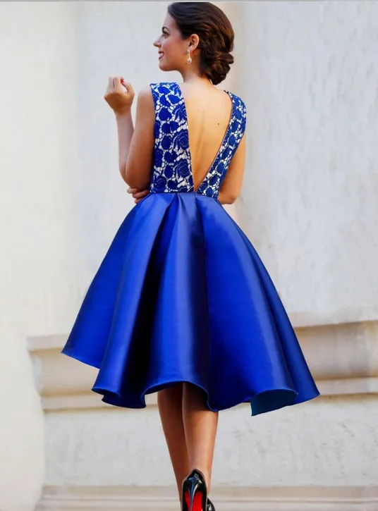 Royal Blue V-Neck Homecoming Sukienki Koronki Top Rękawów Otwarty Backless Satin Hi-Lo Prom Dresses Eleganckie Suknie Formalne Krótkie suknie wieczorowe