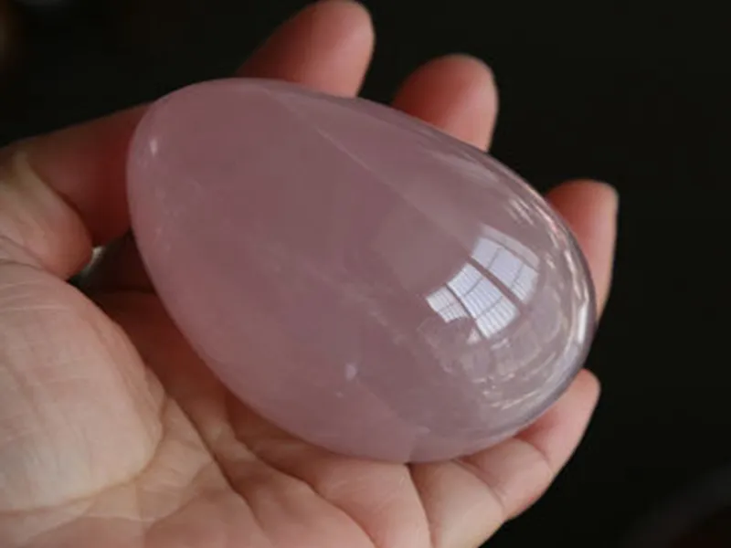 Gratis frakt 50x35mm Borrad Natural Rose Quartz Jade ägg för kvinnor Hälso- och sjukvård Yoni Egg Kegel Övning Yoni ägg med påse