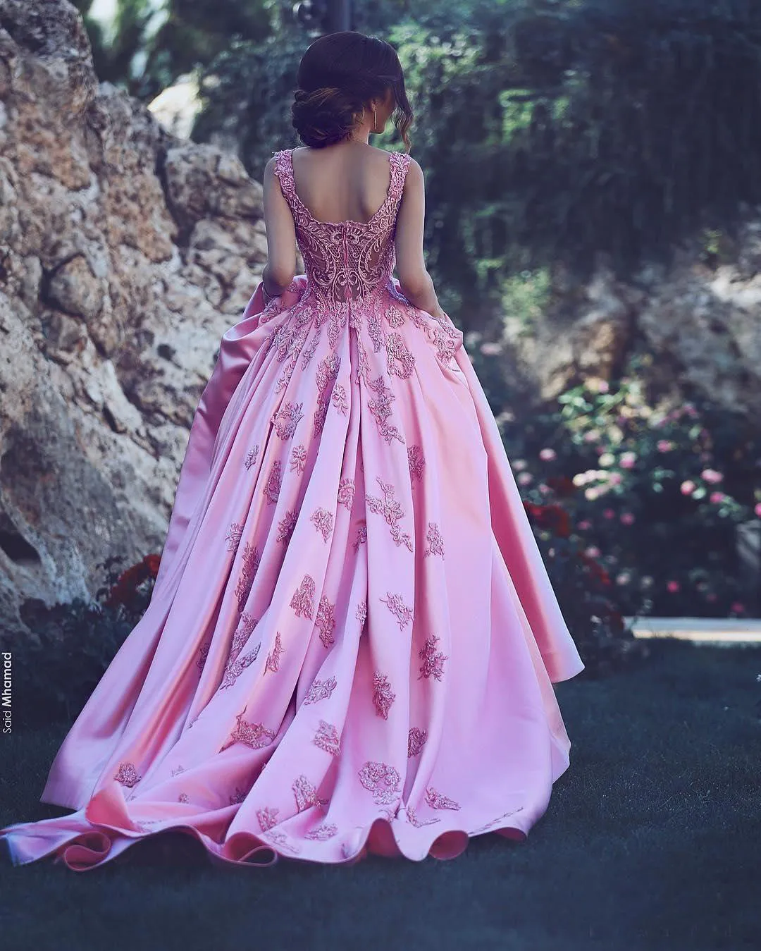 Disse Mhamad Fashion Pink Apliqued Prom Dress Cheap V Neck Long Blackless Satin Setin Festal Festy Distra personalizada Made plus size6817693