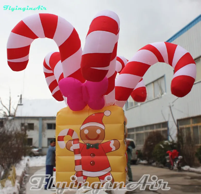 Replica gonfiabile decorativa gigante della scatola di caramella di Natale di 6m con l'omino di pan di zenzero per gli eventi di promozione all'aperto