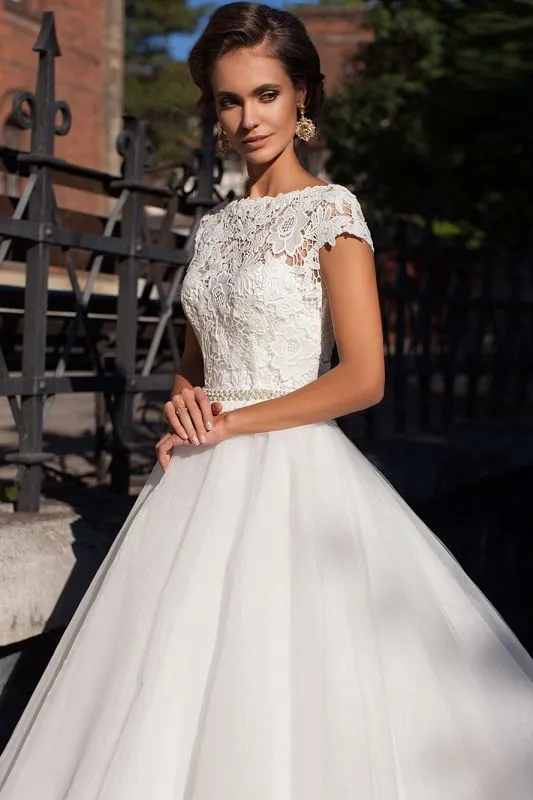 Koronkowe suknie ślubne z koralikami Sash 2019 Vintage Open Back Short Rękawy Plus Size Puffy Bridal Suknie