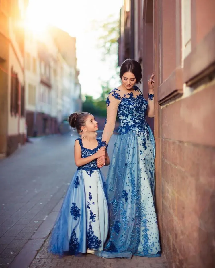 Bleu foncé dentelle Appliques filles Pageant robes avec bretelles longueur de plancher Tulle Overskirts robes de fille de fleur pour robe de mariage enfants
