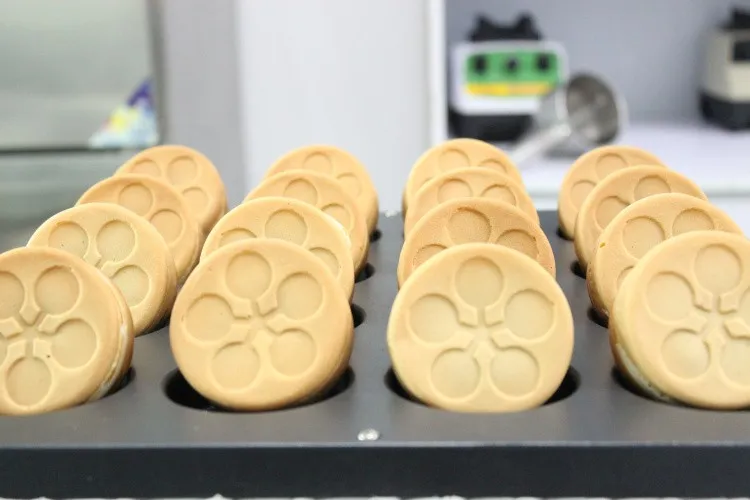 Wholesale Commercial 16 Holes Electric Wheel Cake Machine Taiwan Red