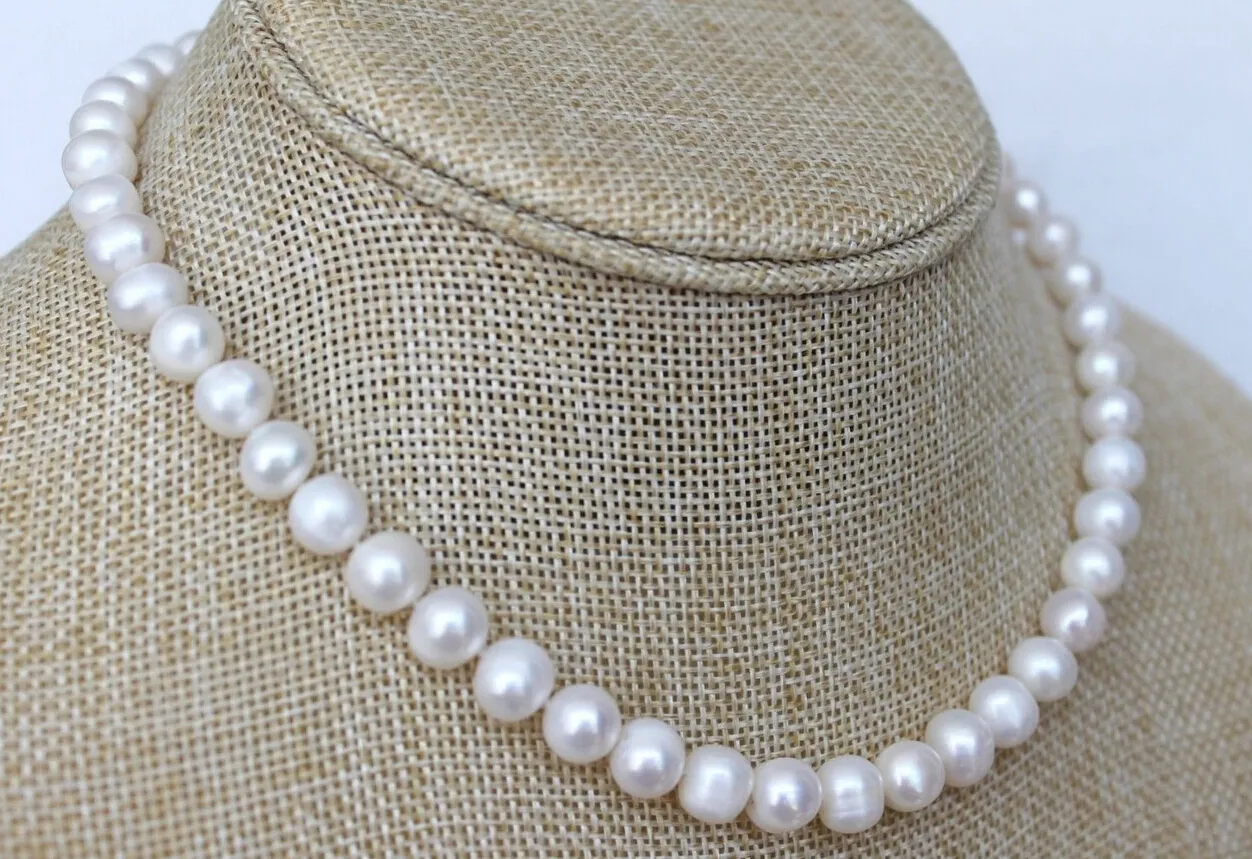 Feiner Perlenschmuck. Klassische 18-Zoll-Halskette aus weißen 8-9 mm Akoya-Perlen mit Verschluss aus 925er Silber