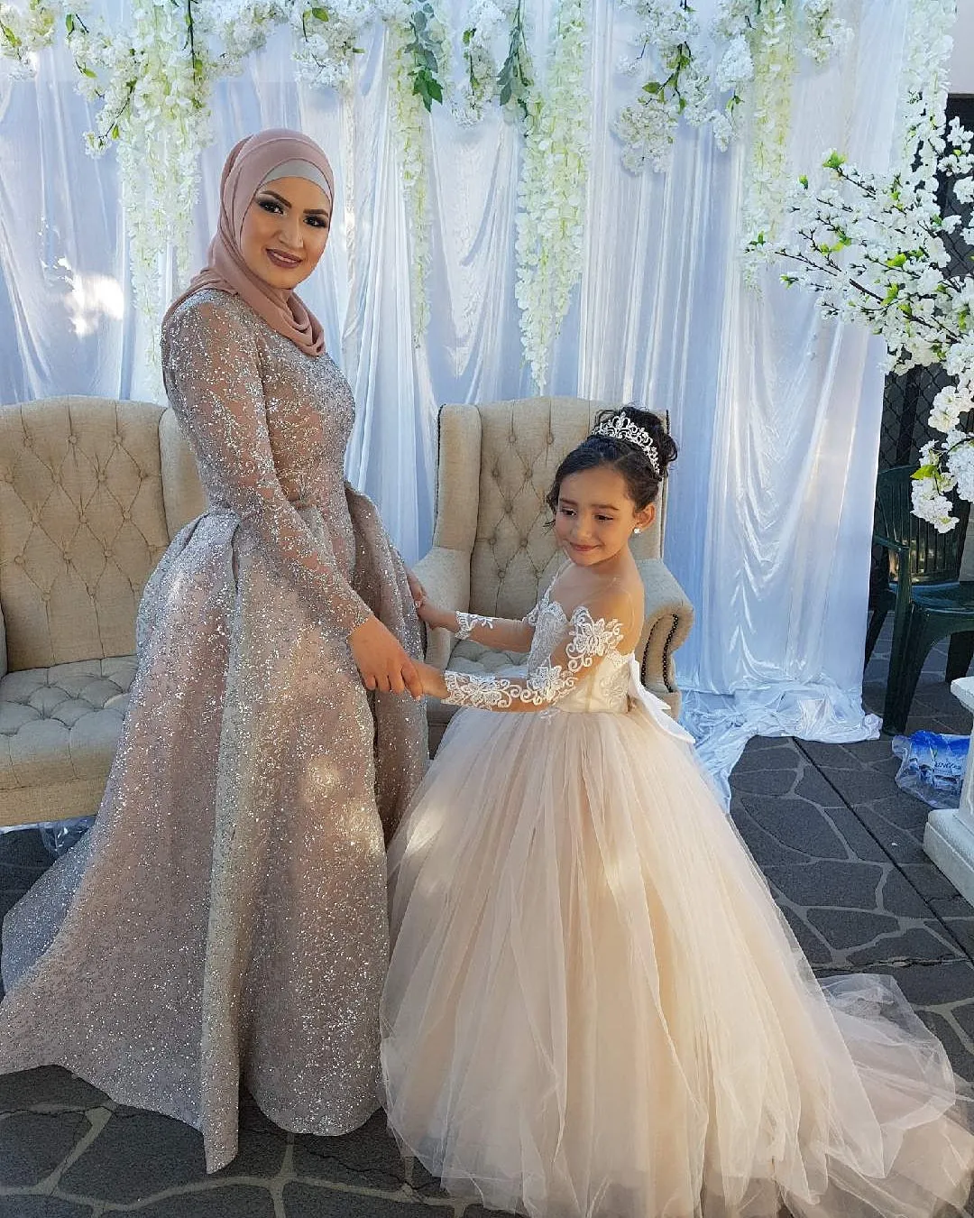 Glorioso abito da ragazza di fiori champagne abito da ballo lungo treno pieghe tulle con applicazioni floreali fiocco maniche lunghe abito da festa di compleanno ragazze