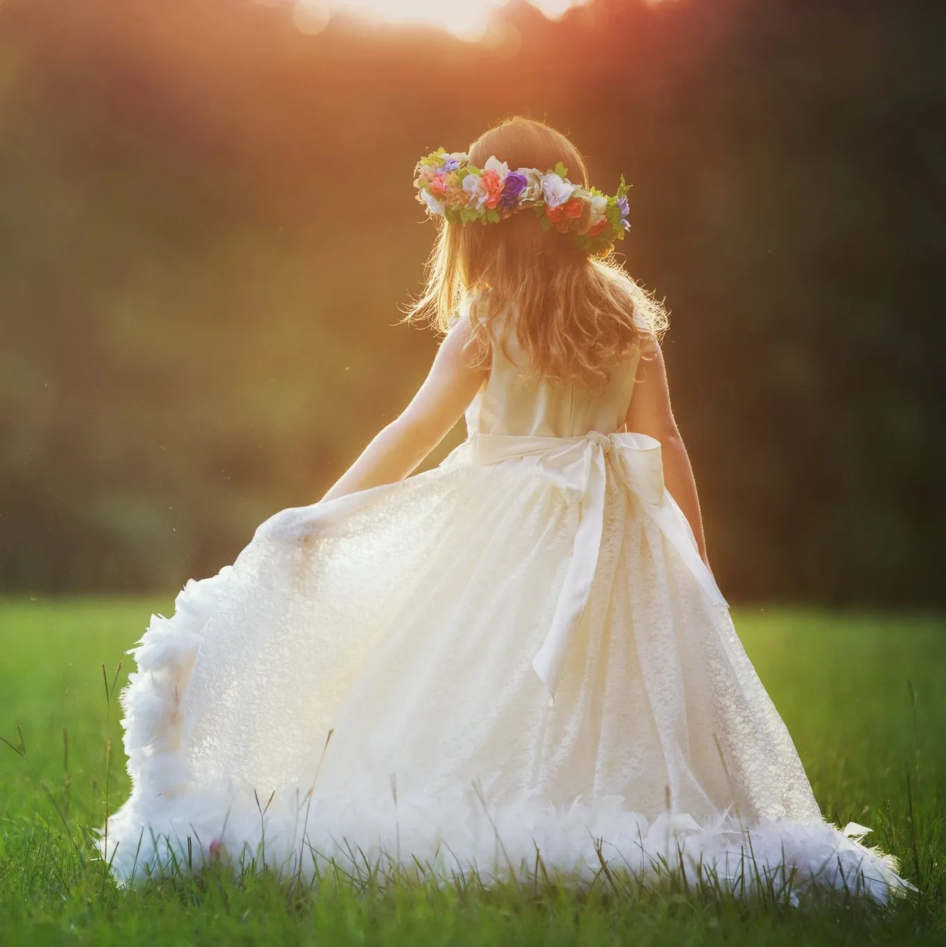 豪華な羽毛レースの女の子のページェントのドレスジュエル真珠の手作りの花の女の子の誕生日のドレス2017素敵な花の女の子の結婚式のためのドレス