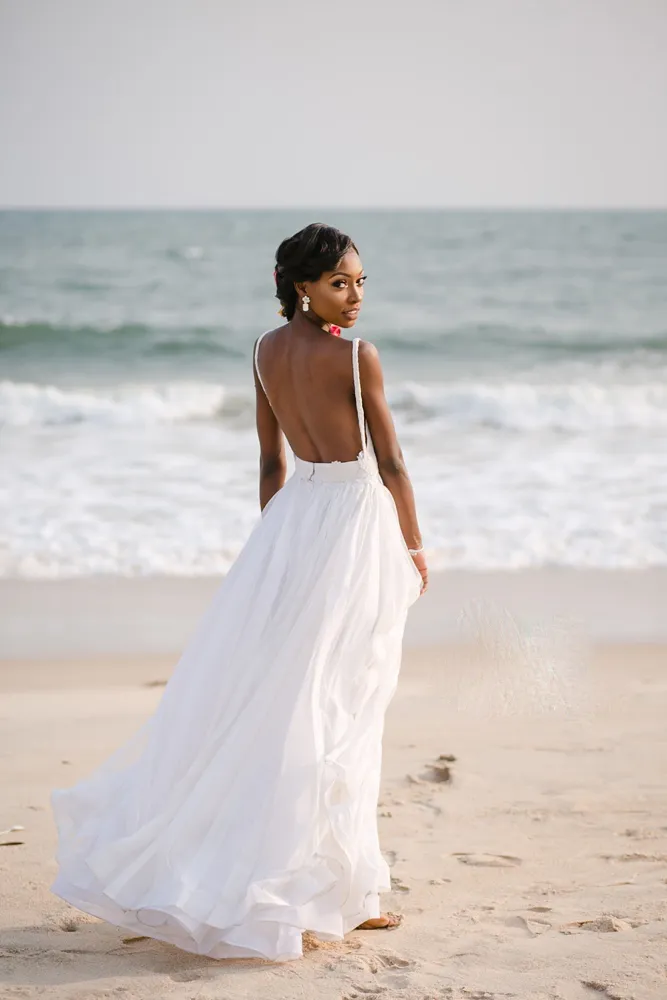 2017 New Arrival White Chiffon Beach Wedding Boho Wedding Dress With Plunging Neckline Appliques And Zipper Back From Xzy1984316 142.55 DHgate.Com