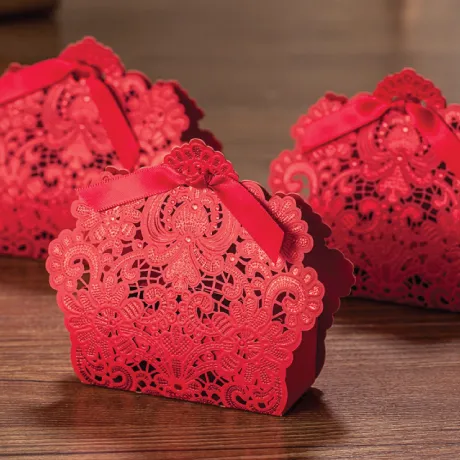100 unids Corte de caramelo hueco de corte láser rojo con cinta Favores de boda Favores Cajas de regalo Bolsas Nuevo