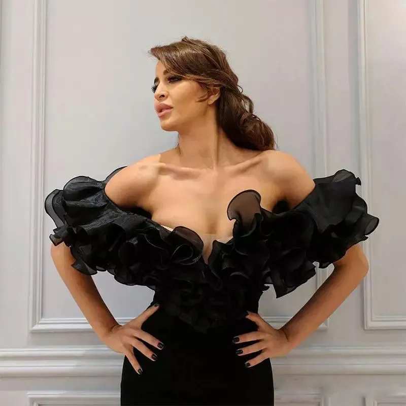 Snygg Ruffled Off-Shoulder Prom Klänningar Sexig Front Split Black Mermaid Evening Klänningar Billiga Satin Golvlängd Celebrity Party Gowns