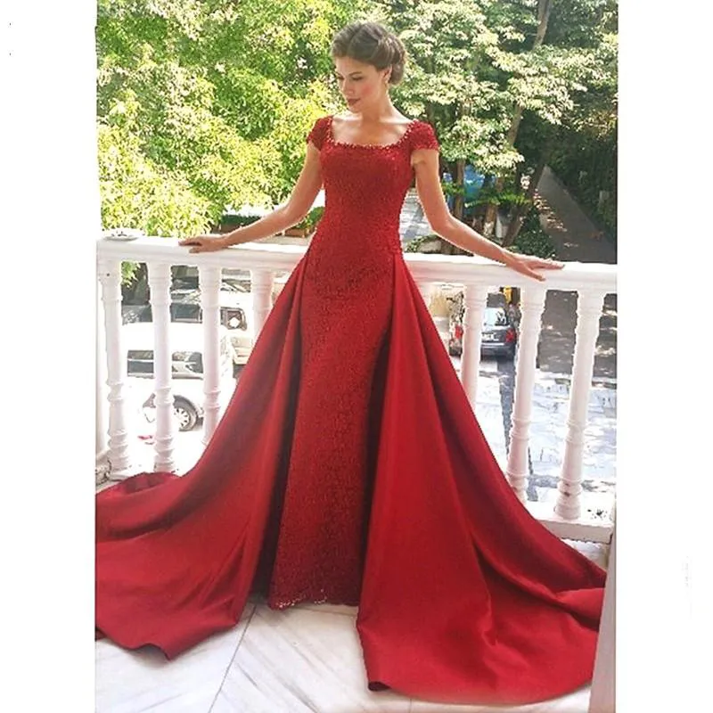 安く結婚式のゲストのドレスのためのフォーマルな赤い2つのピロジーのドレスの花嫁介添いスクエアキャップスリーブビーズバックジッパーコート列車パーティーガウン