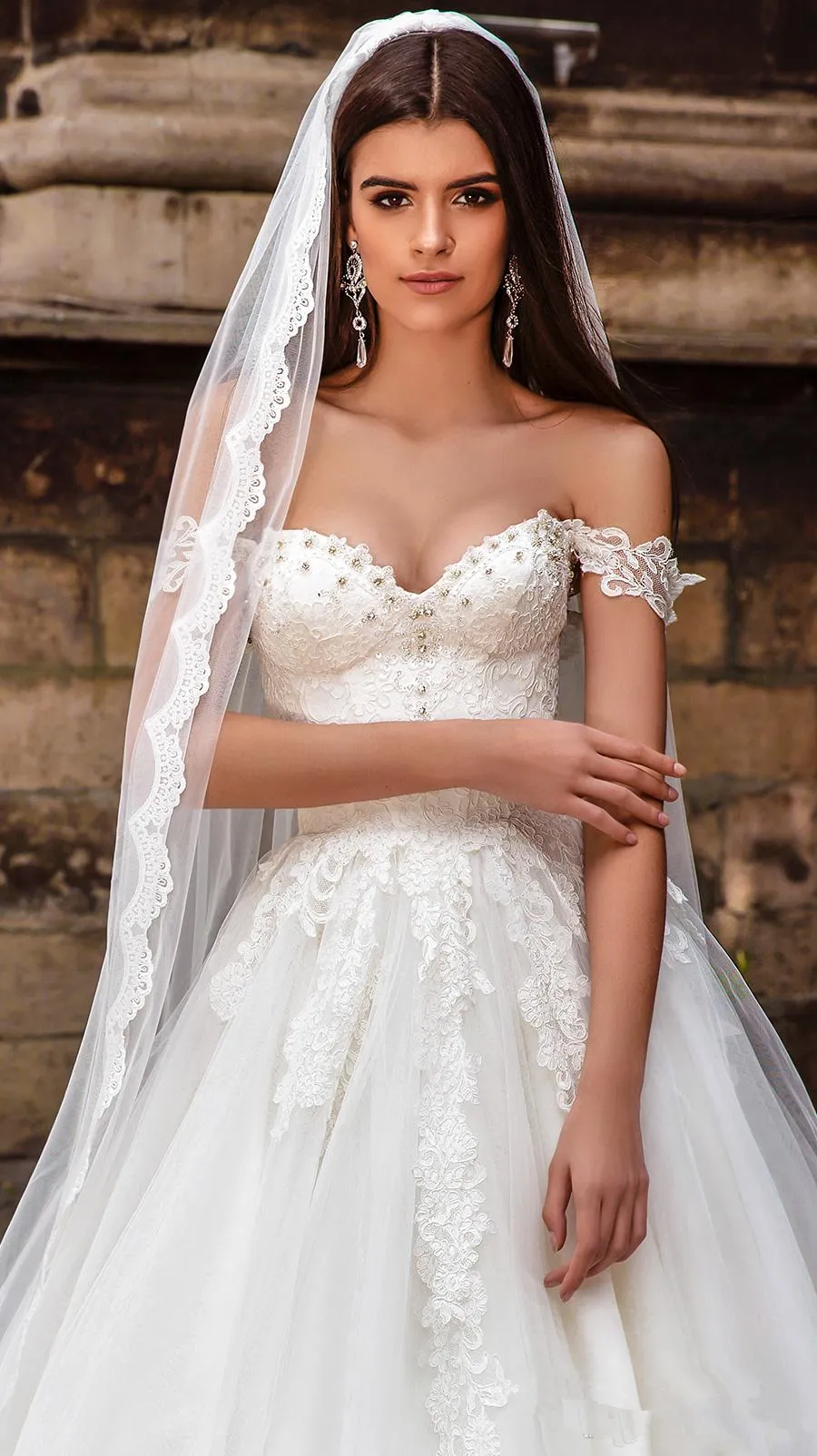 Crystal Design Bridal 2021 Hors de l'épaule Bustier Fortement en dentelle Agrémentée Corsage Princesse Une ligne robe de bal Robes de mariée236h