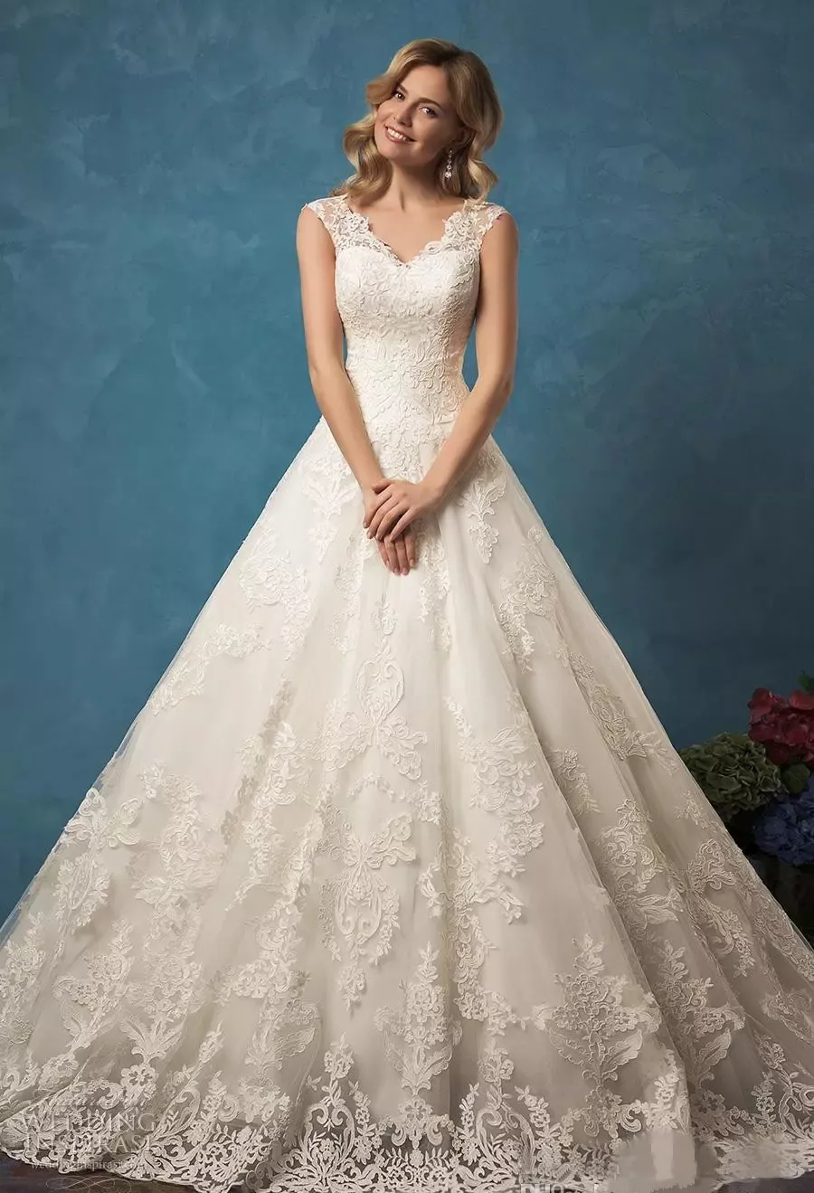 Volle Spitze Applikationen Brautkleider 2024 Günstige V-Ausschnitt Amelia Sposa Arabisch Dubai Sweep Zug Lange Vintage Brautkleider