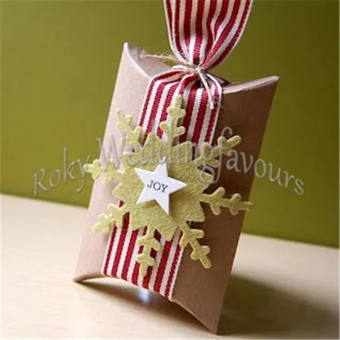 Gratis frakt 200PCS Kraft Pillow Favor Holder Candy Boxes Bröllop Favor Boxes Table Dekoration Party Gåvor Partihandel