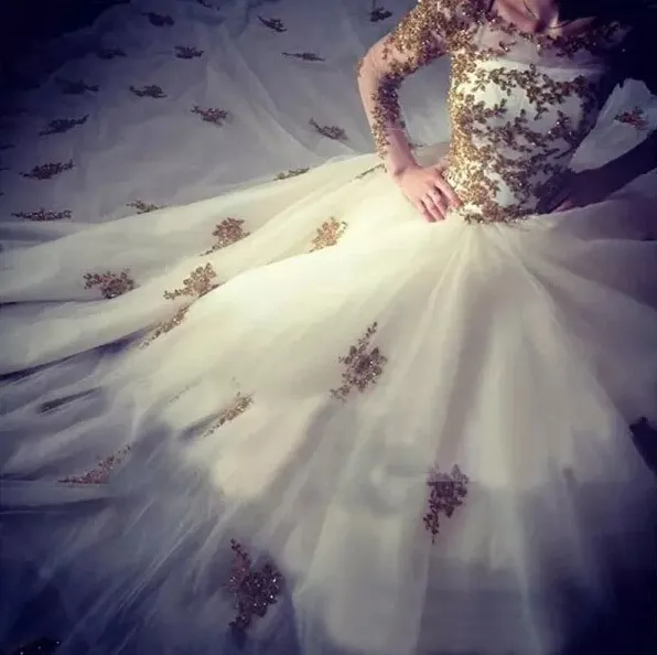 Sparkly 2017 Gold кружева аппликация шариковое платье свадебные платья роскошный экипаж иллюзия длинные рукава часовня поезда свадебные платья на заказ EN3215