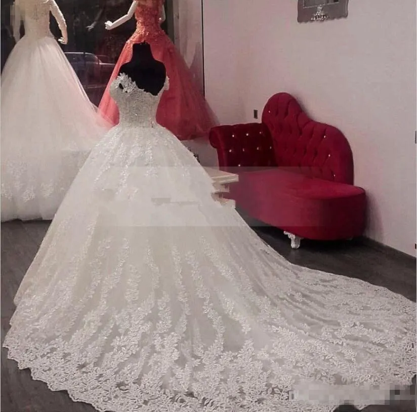 Vintage Off Shoulder Lace African Wedding Dresses 2019 Plus Size Sweep Train spetsar upp vita brudklänningar för Garden Country Abiti D277s