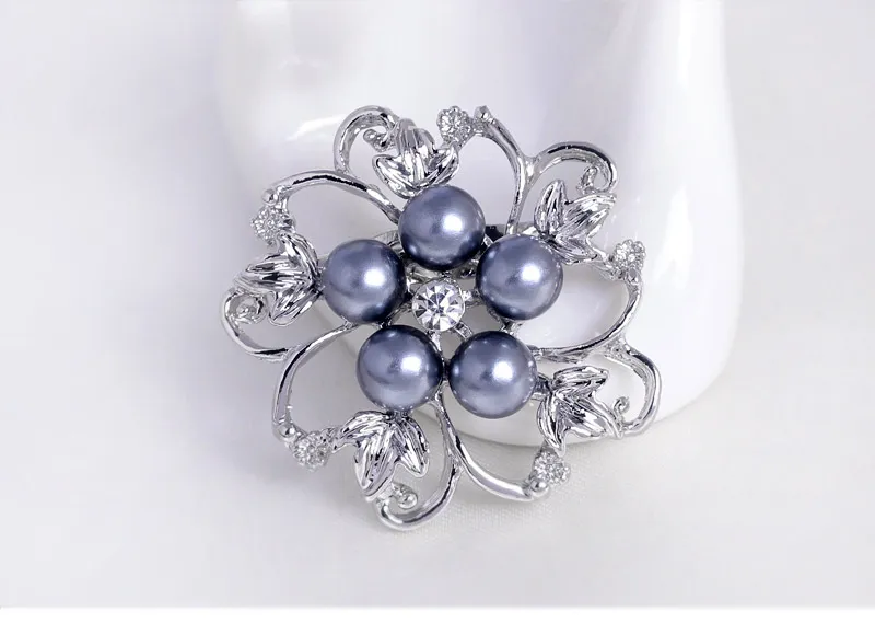 Popular alloy diamond pearl brooches Folwer shaped party breastpin European and American popular beautiful party decorations