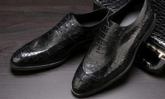 Luxe kwaliteit mannen lederen jurk schoenen waxed krokodil patroon koe lederen ademende boorgaten veter-up puntschoen buisness schoenen