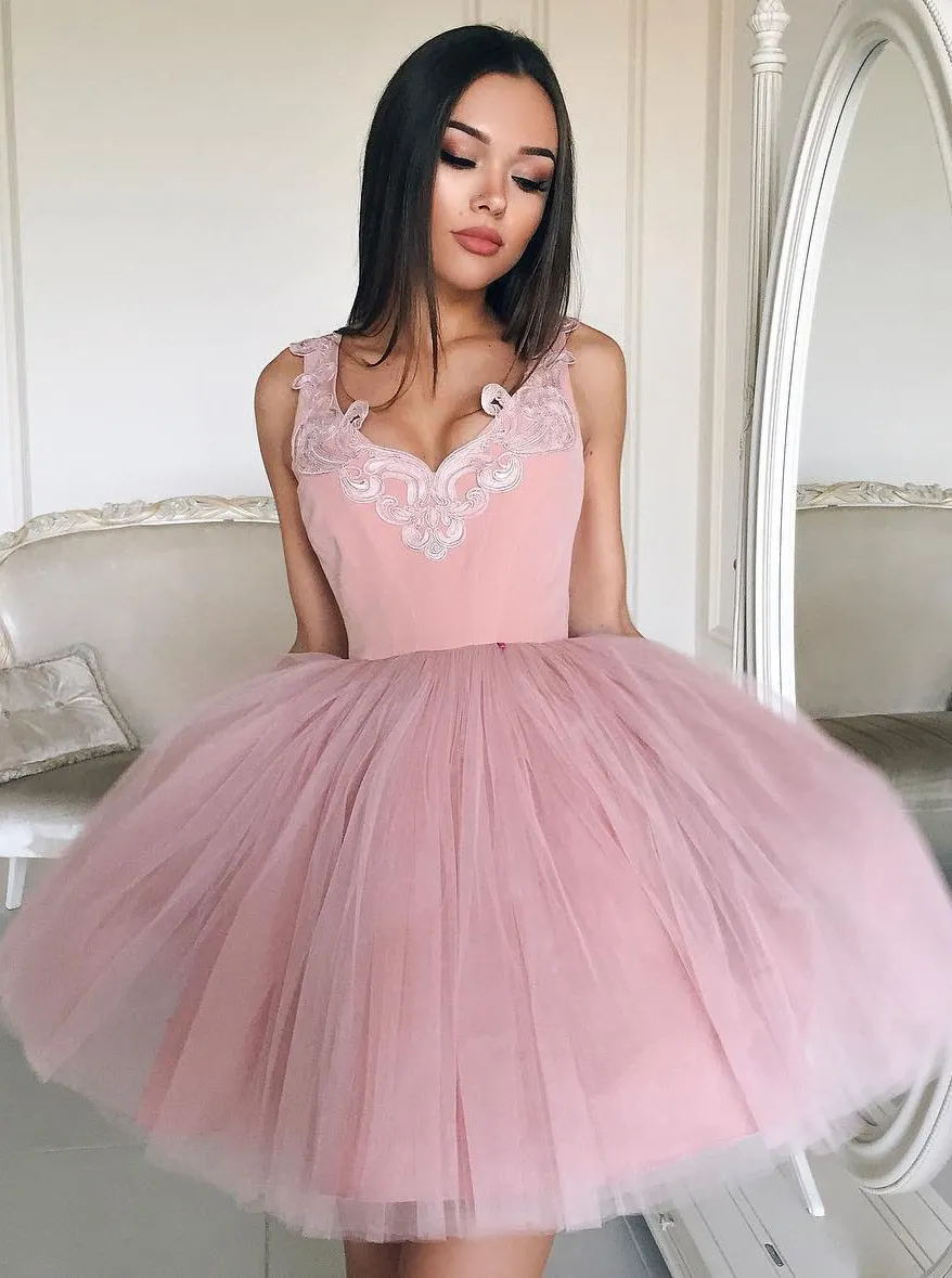 Dusty Pink Homecoming Dresses Applique V-Neck Ärmlös Zipper Tillbaka Mini Party Dress Cocktail Klänning Billiga Kort Prom Klä Puffy Tulle Dres