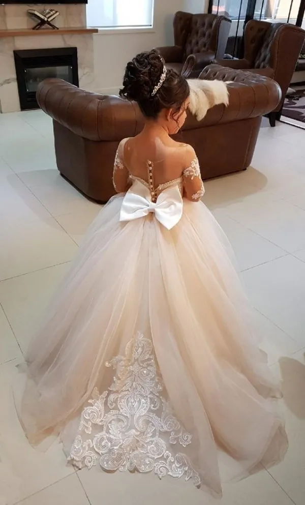 Prenses Uzun Kollu Vintage Çiçek Kız Elbise Sheer Boyun Dantel Aplikler Kat Uzunluk Flowergirl Elbise Pageant Törenlerinde ile Yay Tren