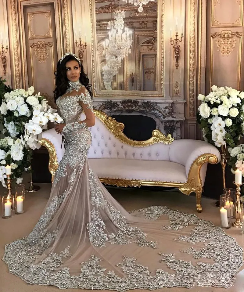 Splendidi abiti da sposa in cristallo di lusso a sirena con applicazioni di collo alto e perline, abiti da sposa a maniche lunghe, abito da sposa con strascico da cappella trasparente